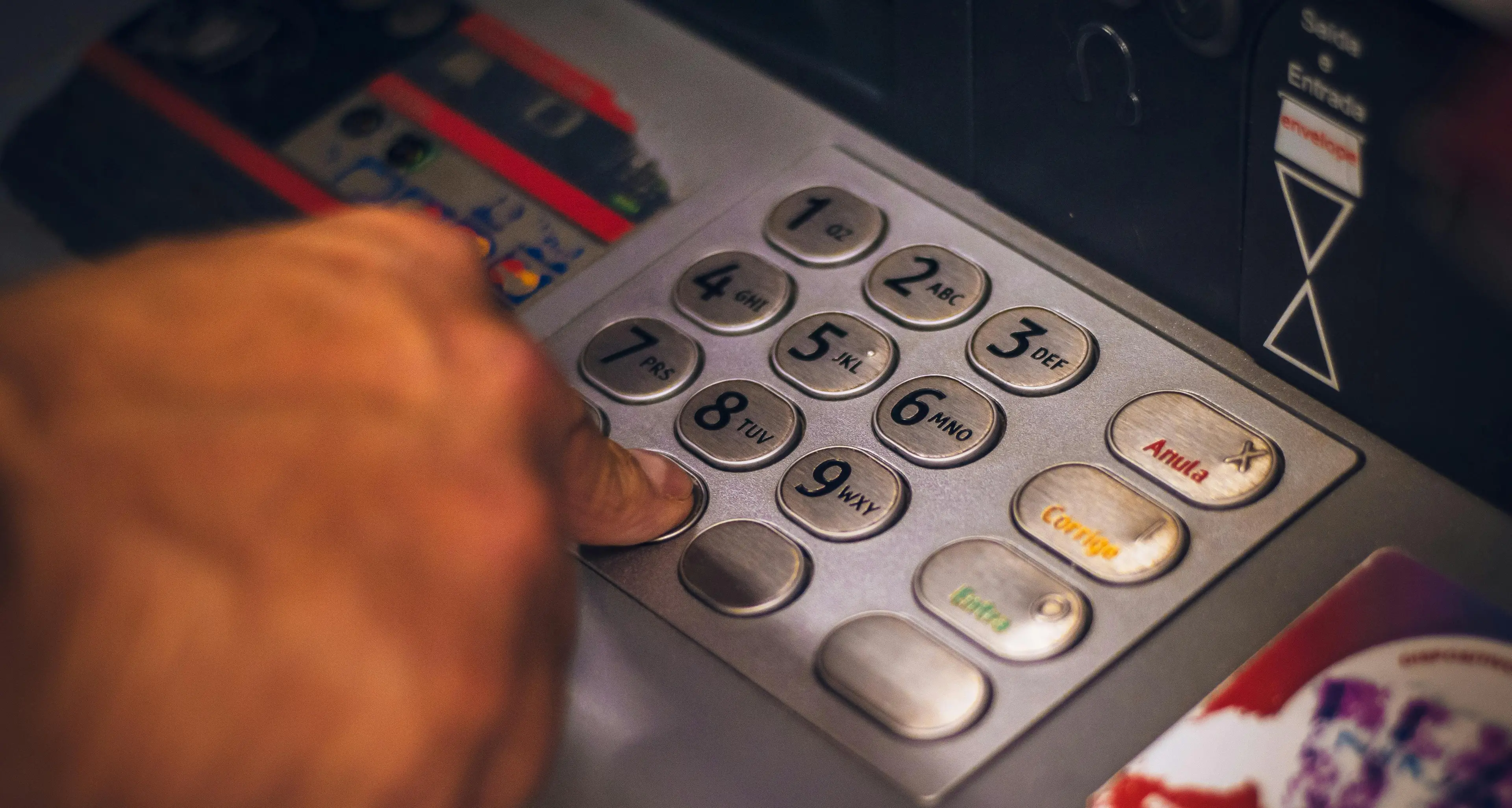 Conti correnti più cari, la denuncia del Codacons: «In 10 anni la gestione è cresciuta del 23%»\n