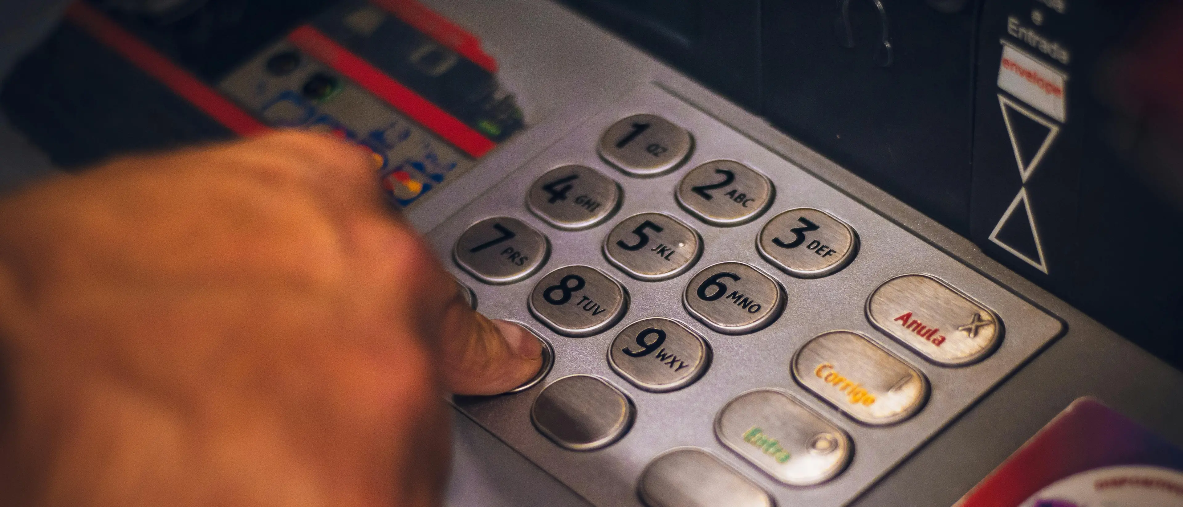 Conti correnti più cari, la denuncia del Codacons: «In 10 anni la gestione è cresciuta del 23%»\n