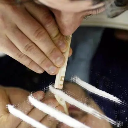 Crotone, coppia di conviventi arrestata per spaccio di cocaina: sequestrati 61 grammi durante un controllo in casa\n