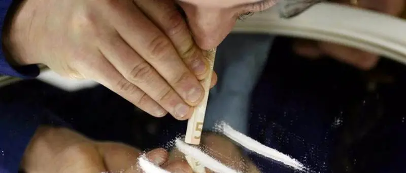 Crotone, coppia di conviventi arrestata per spaccio di cocaina: sequestrati 61 grammi durante un controllo in casa\n