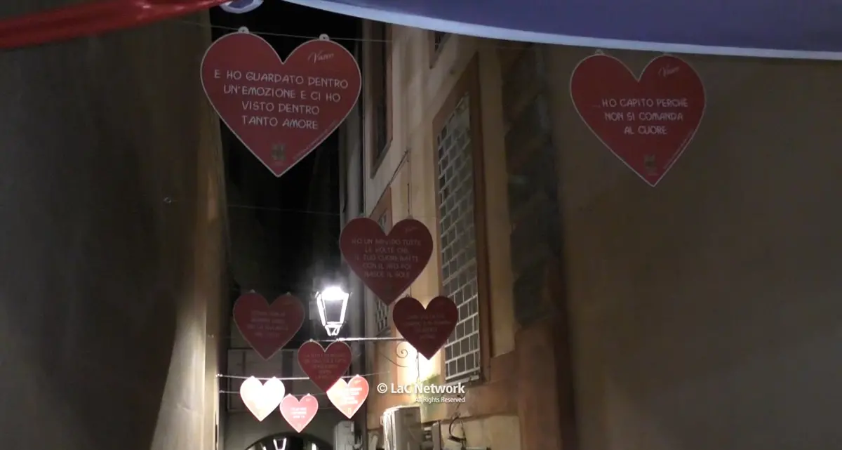 Catanzaro e Vasco Rossi, le frasi più celebri del noto cantautore abbelliscono vico II Jannoni grazie agli studenti\n