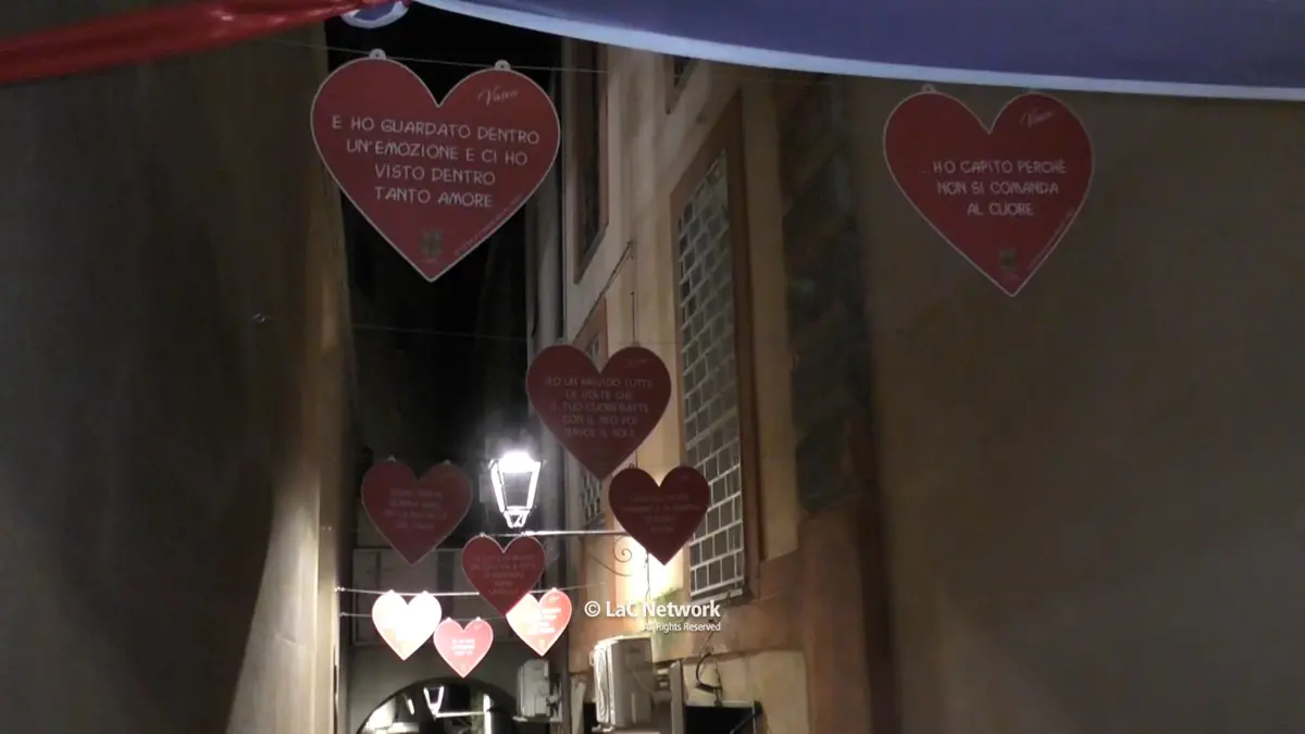 Catanzaro e Vasco Rossi, le frasi più celebri del noto cantautore abbelliscono vico II Jannoni grazie agli studenti\n