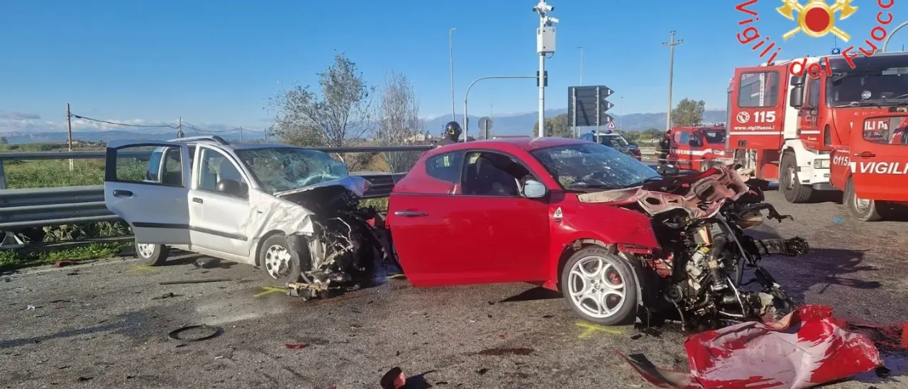 Oltre 3mila incidenti stradali in Calabria in un anno e 96 vittime. La lunga scia di sangue ancora sulla Statale 106 (23 morti e 406 feriti)\n