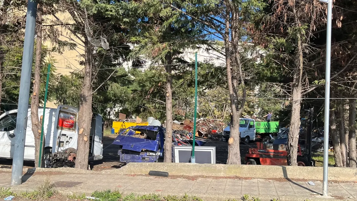 Un’enclave per trattare rifiuti e discariche a cielo aperto: ancora aperta la ferita ambientale e sociale ad Arghillà –\u00A0FOTO\n