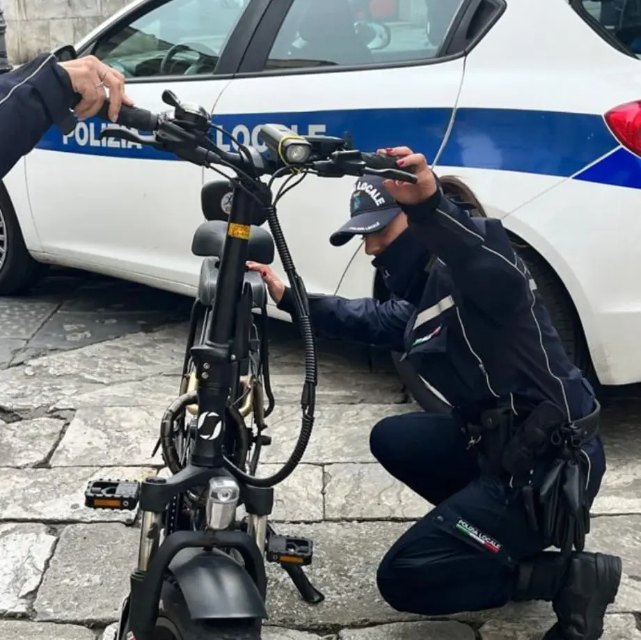Bici elettriche trasformate in motorini: scatta la stretta della Polizia Locale\n