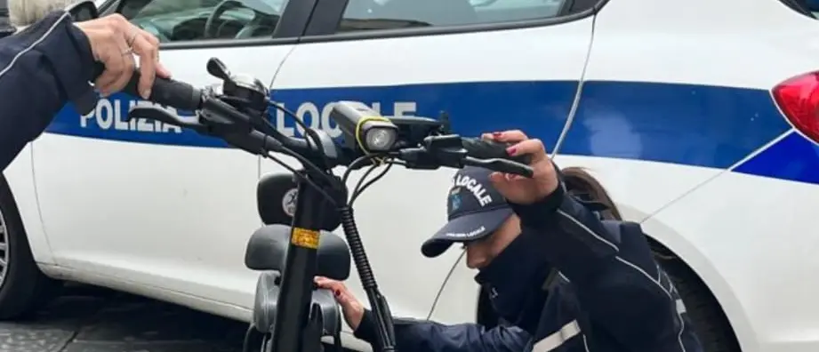 Bici elettriche trasformate in motorini: scatta la stretta della Polizia Locale\n
