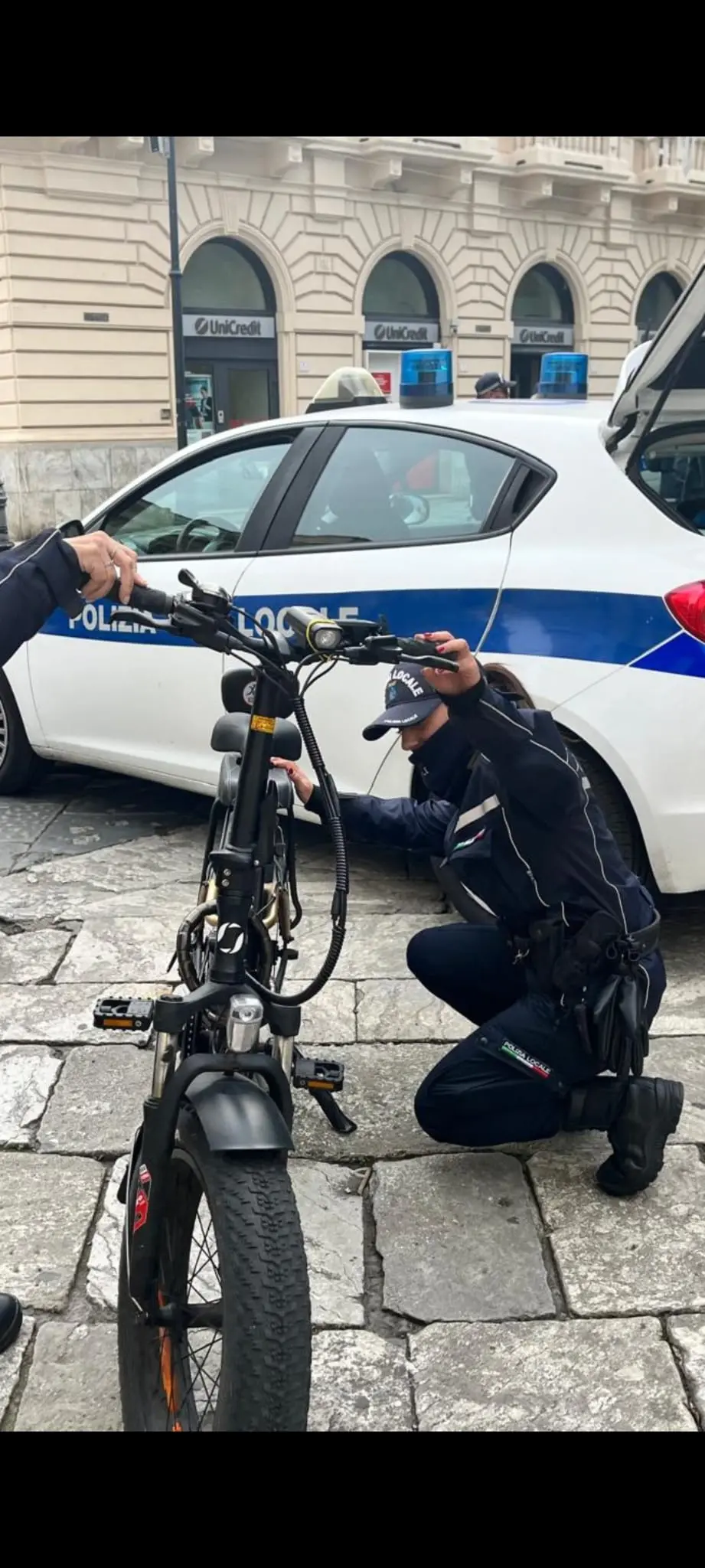 Bici elettriche trasformate in motorini: scatta la stretta della Polizia Locale\n