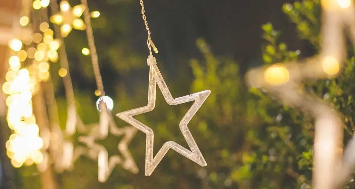 Tra luci, musica l'atmosfera natalizia: un martedì che sa già di festa\n