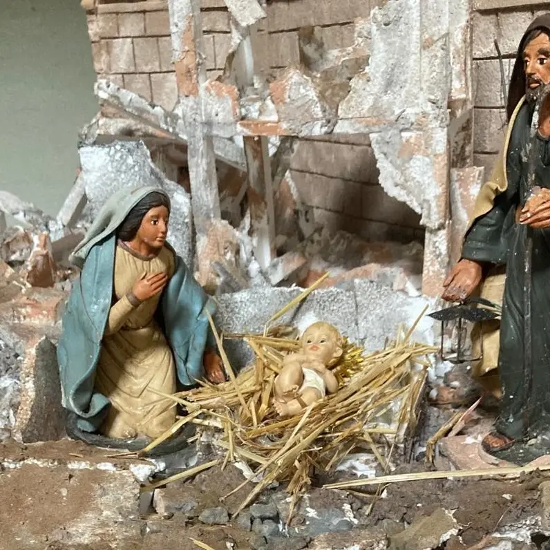 Natale, a Vena di Jonadi il bambinello Gesù nasce tra le macerie della guerra in Palestina\n