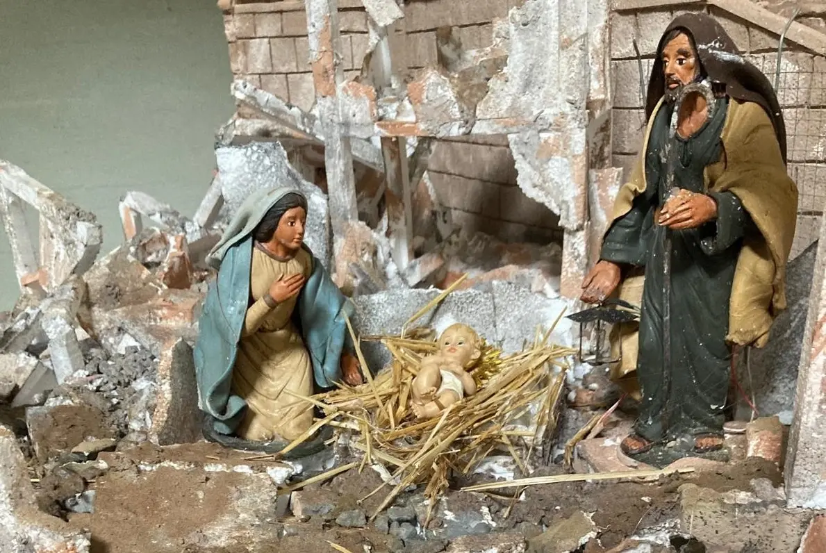 Natale, a Vena di Jonadi il bambinello Gesù nasce tra le macerie della guerra in Palestina\n