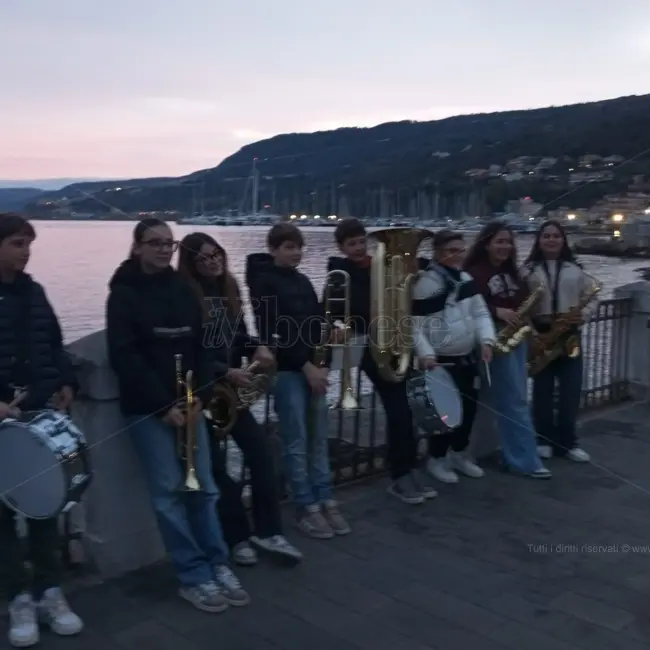 Vibo Marina, i ragazzi della Fanfara del Porto ci ricordano il Natale che forse abbiamo dimenticato -Video