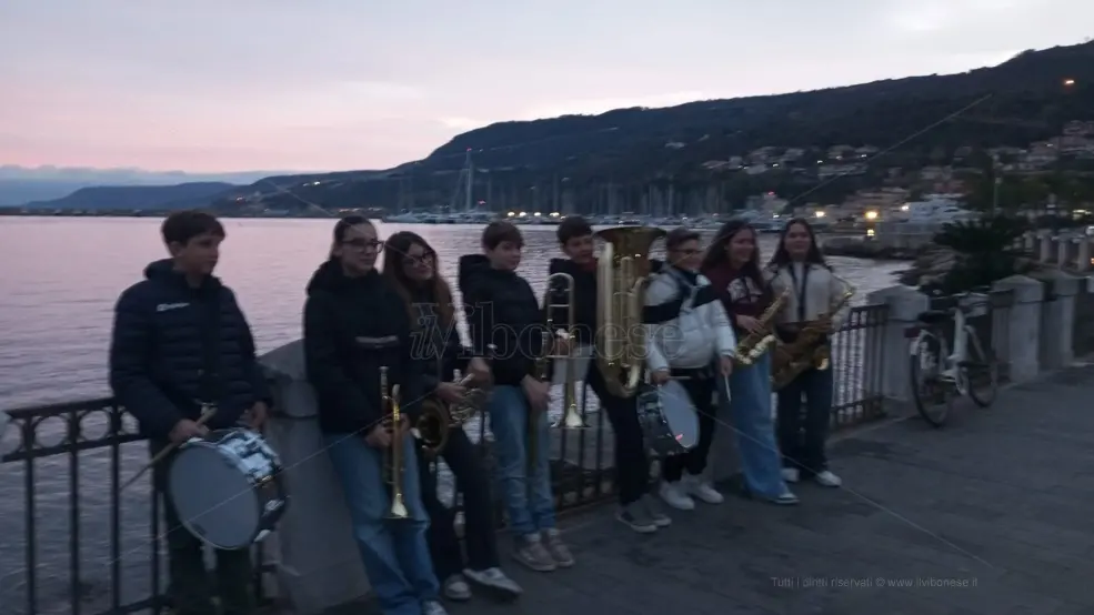 Vibo Marina, i ragazzi della Fanfara del Porto ci ricordano il Natale che forse abbiamo dimenticato -Video