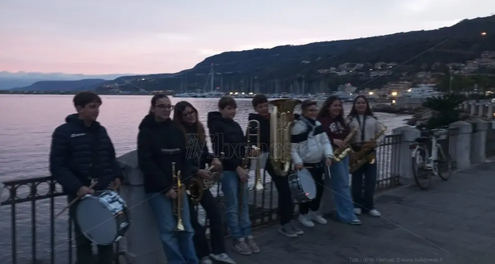 Vibo Marina, i ragazzi della Fanfara del Porto ci ricordano il Natale che forse abbiamo dimenticato -Video