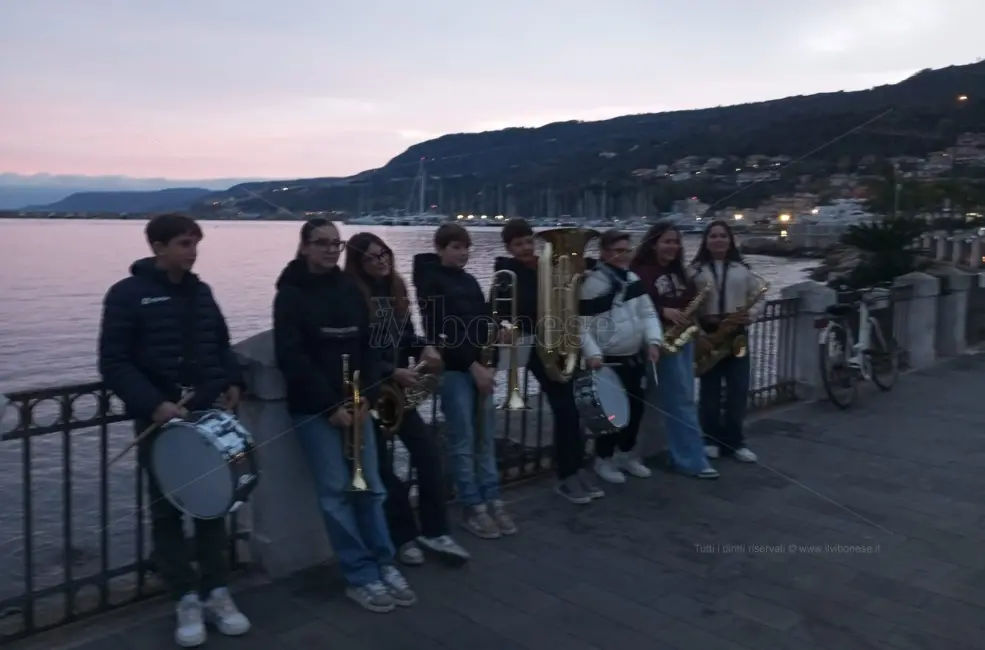 Vibo Marina, i ragazzi della Fanfara del Porto ci ricordano il Natale che forse abbiamo dimenticato -Video