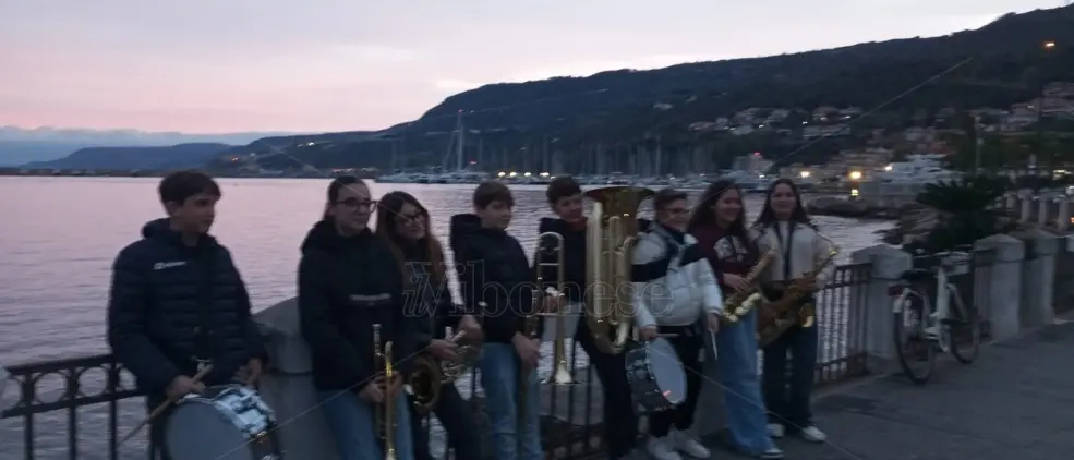 Vibo Marina, i ragazzi della Fanfara del Porto ci ricordano il Natale che forse abbiamo dimenticato -Video