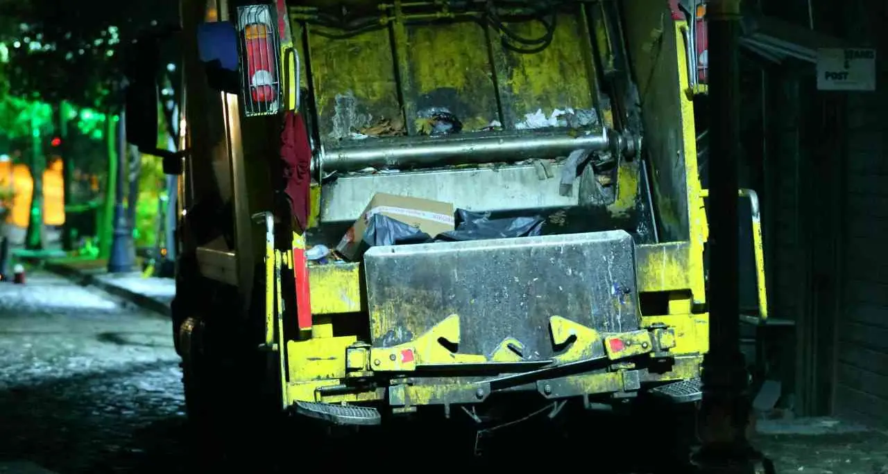 Crotone, i mezzi per la raccolta dei rifiuti sono radioattivi: scatta la quarantena a tutela della salute pubblica\n