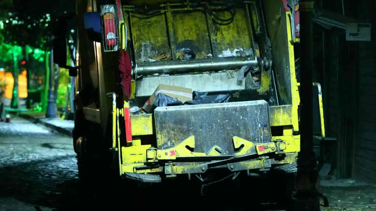 Crotone, i mezzi per la raccolta dei rifiuti sono radioattivi: scatta la quarantena a tutela della salute pubblica\n