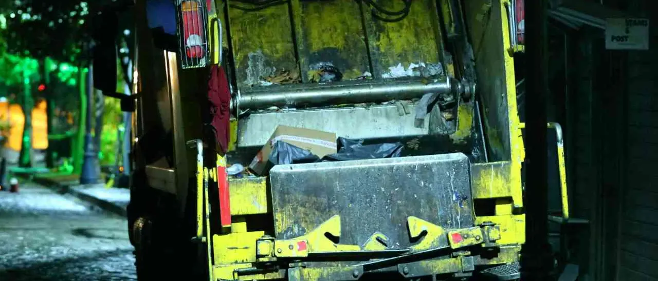 Crotone, i mezzi per la raccolta dei rifiuti sono radioattivi: scatta la quarantena a tutela della salute pubblica\n