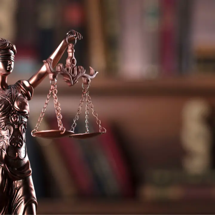 «Costretta a dormire su una panchina per poter lavorare», ma il Tribunale di Cosenza la condanna per diffamazione