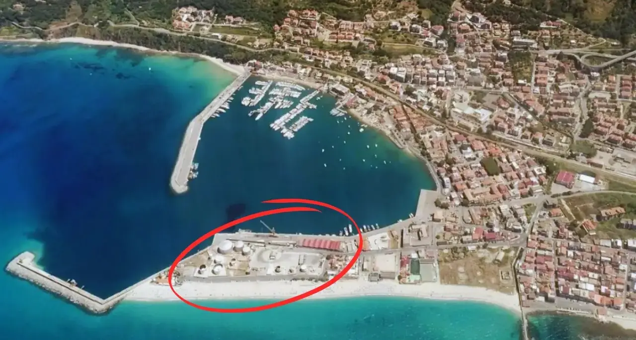 Vibo, il Comune sulla questione serbatoi: «Sono pericolosi, vanno delocalizzati». E propone una «concessione breve»