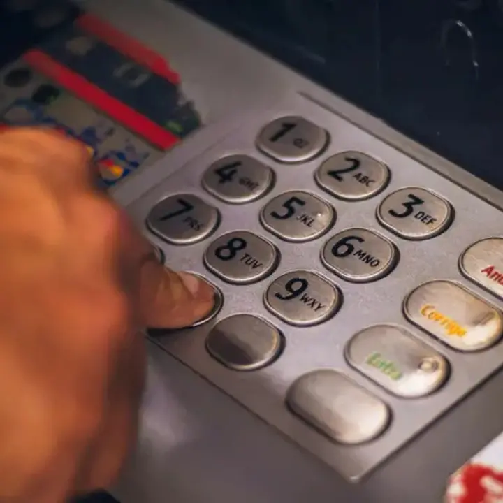 Conti correnti più cari, la denuncia del Codacons: «In 10 anni la gestione è cresciuta del 23%»\n