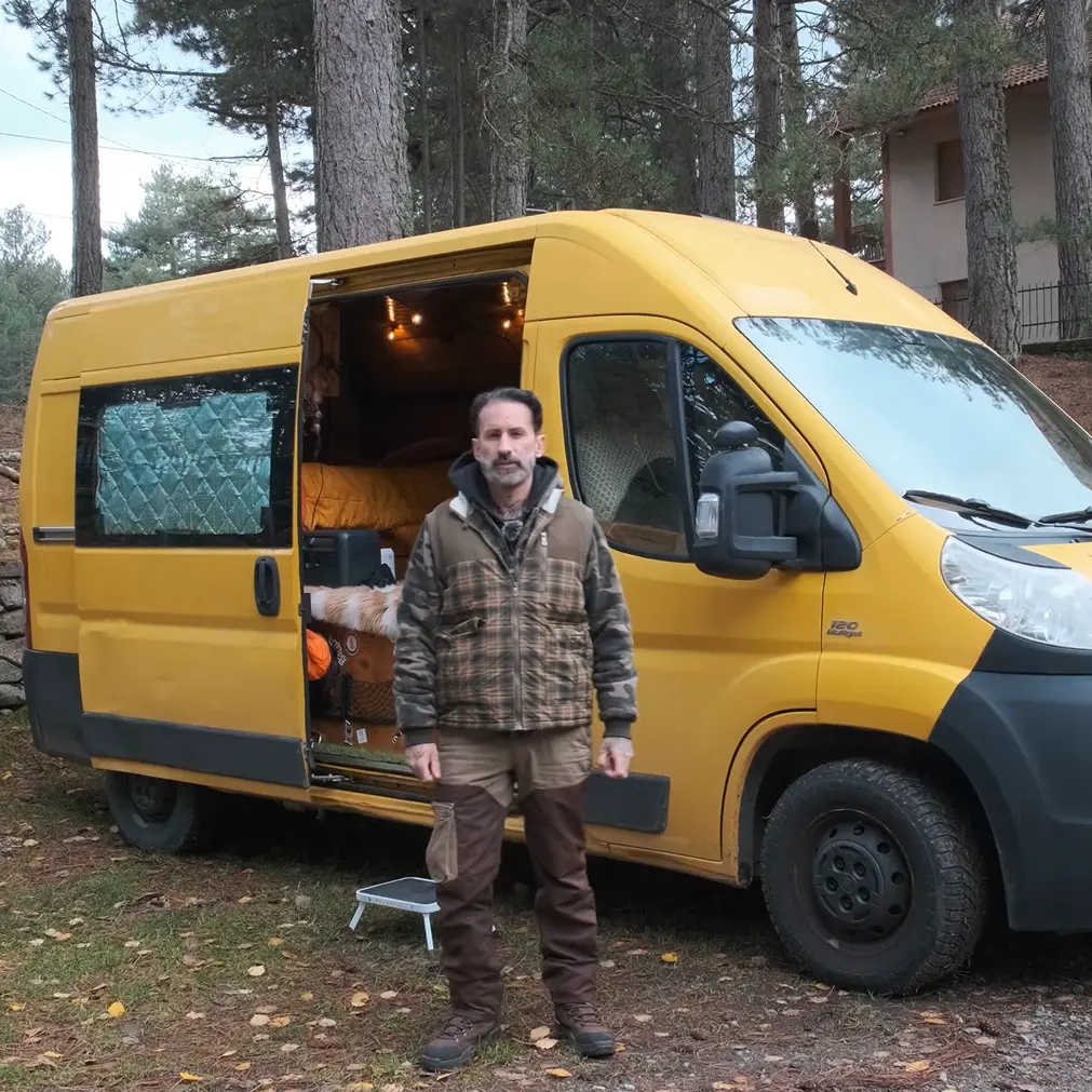 La libertà in 5 metri quadri: così Pierluigi vive con 300 euro al mese in un furgone che ha trasformato in una “baita su ruote”\n\n\n