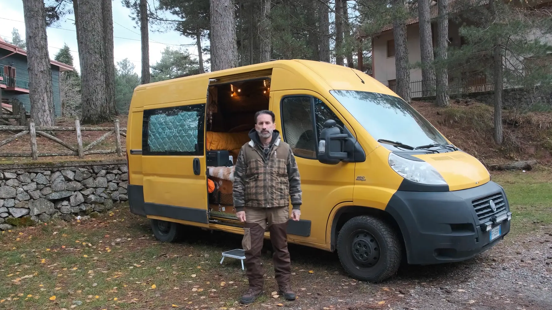 La libertà in 5 metri quadri: così Pierluigi vive con 300 euro al mese in un furgone che ha trasformato in una “baita su ruote”\n\n\n