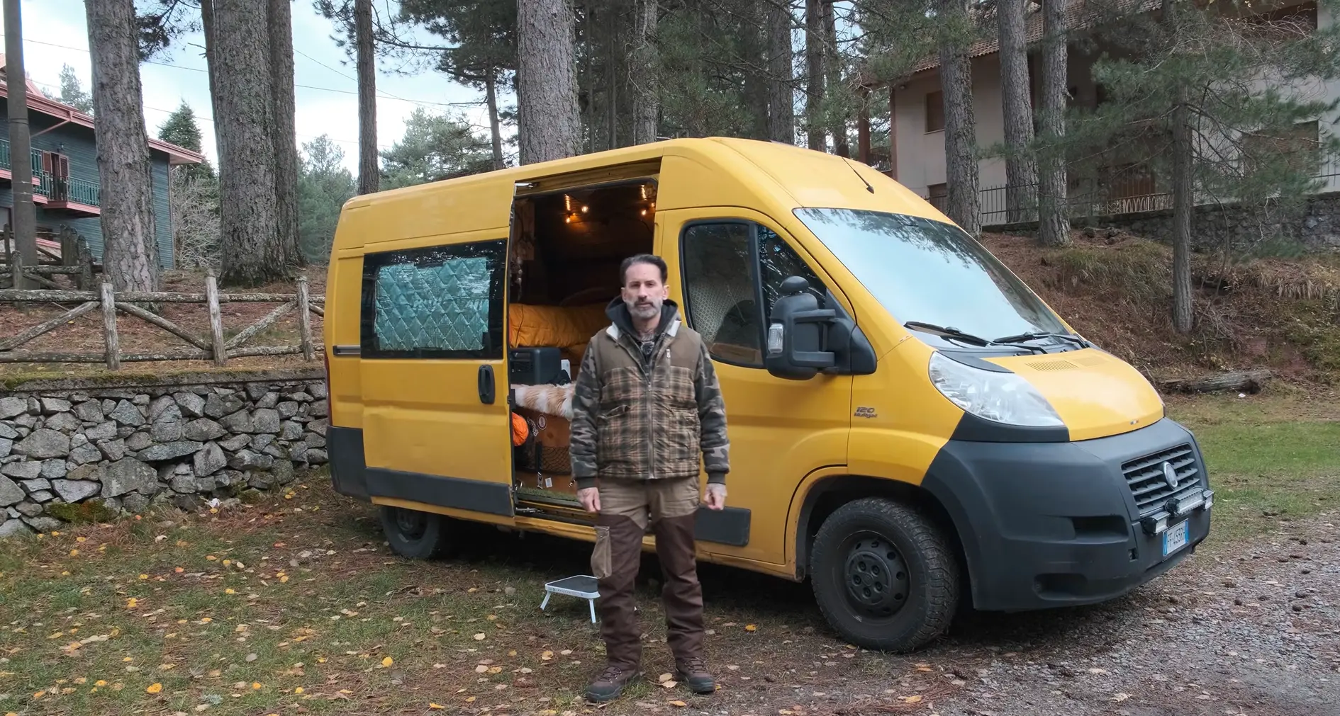 La libertà in 5 metri quadri: così Pierluigi vive con 300 euro al mese in un furgone che ha trasformato in una “baita su ruote”\n\n\n