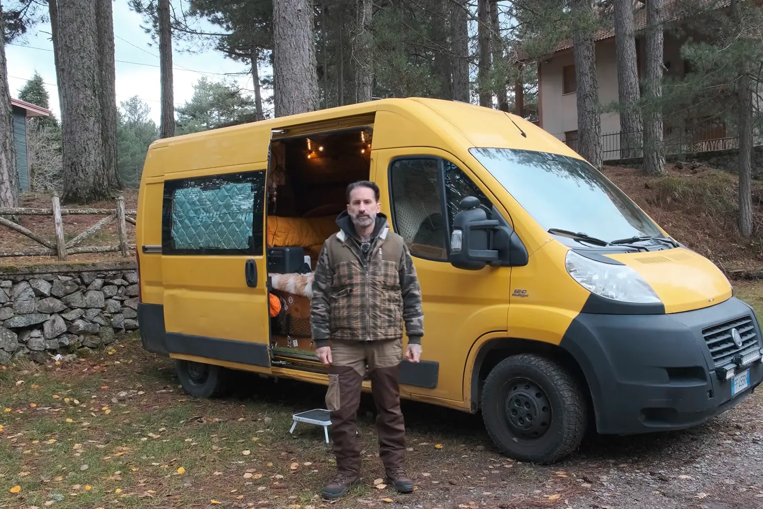 La libertà in 5 metri quadri: così Pierluigi vive con 300 euro al mese in un furgone che ha trasformato in una “baita su ruote”\n\n\n