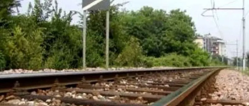 In Calabria il treno del futuro è in ritardo: convogli\u00A0obsoleti e pochi investimenti ma si pensa al Ponte\n