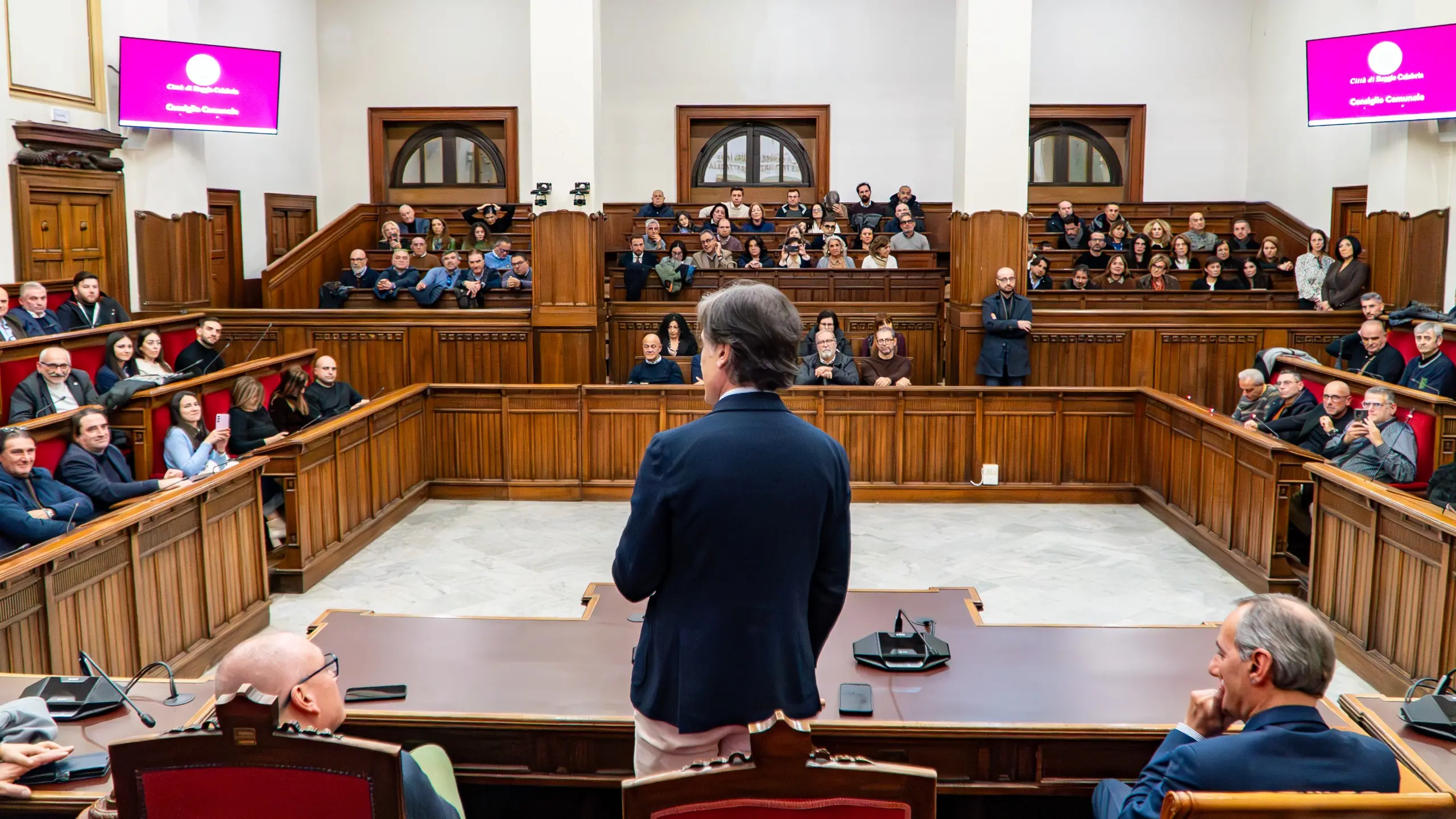 Reggio, il sindaco Falcomatà ai saluti: oggi lo scambio di auguri di Natale coi dipendenti\n