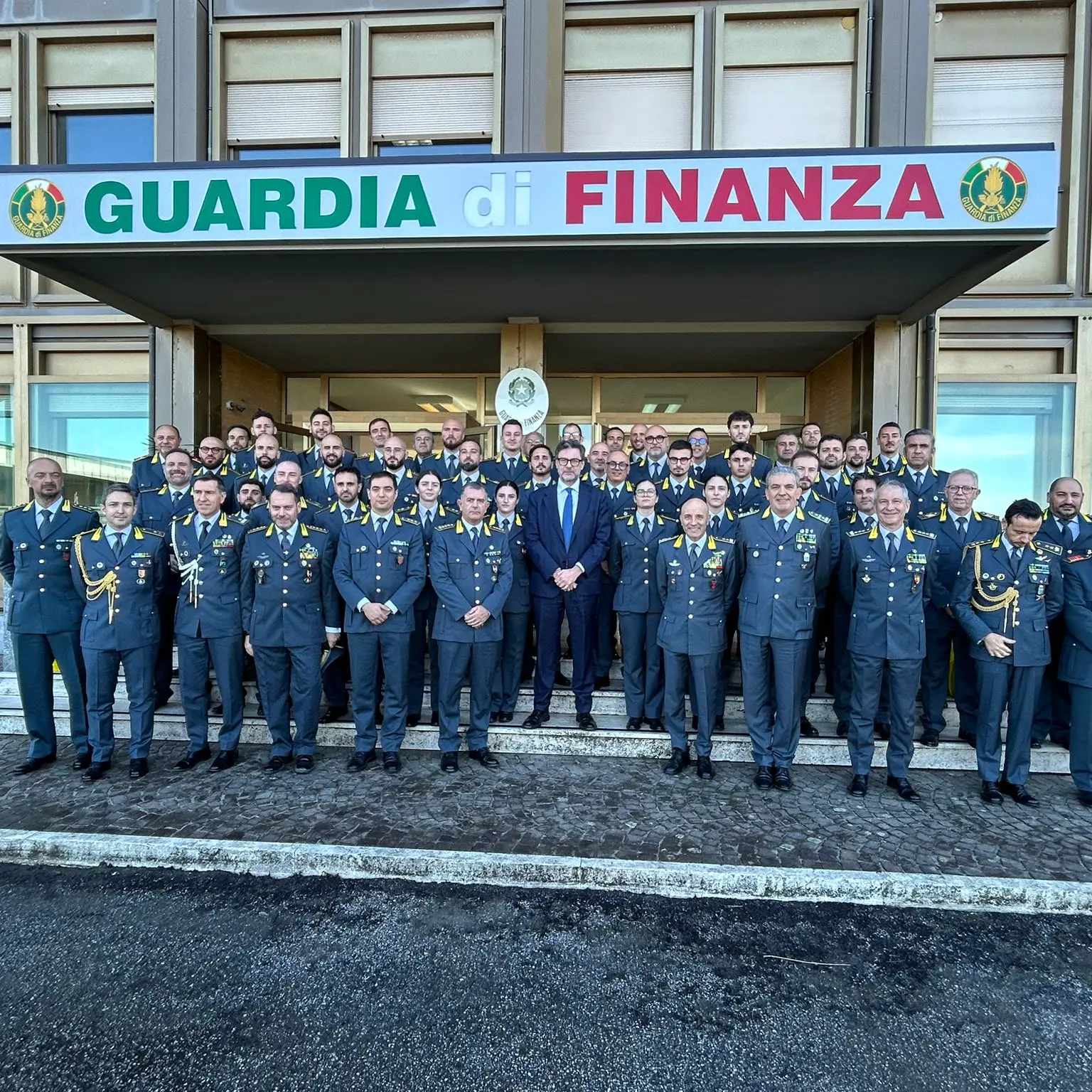 Il ministro Giorgetti in visita alla Guardia di finanza di Gioia Tauro: «Grazie dell’impegno in queste terre difficili»