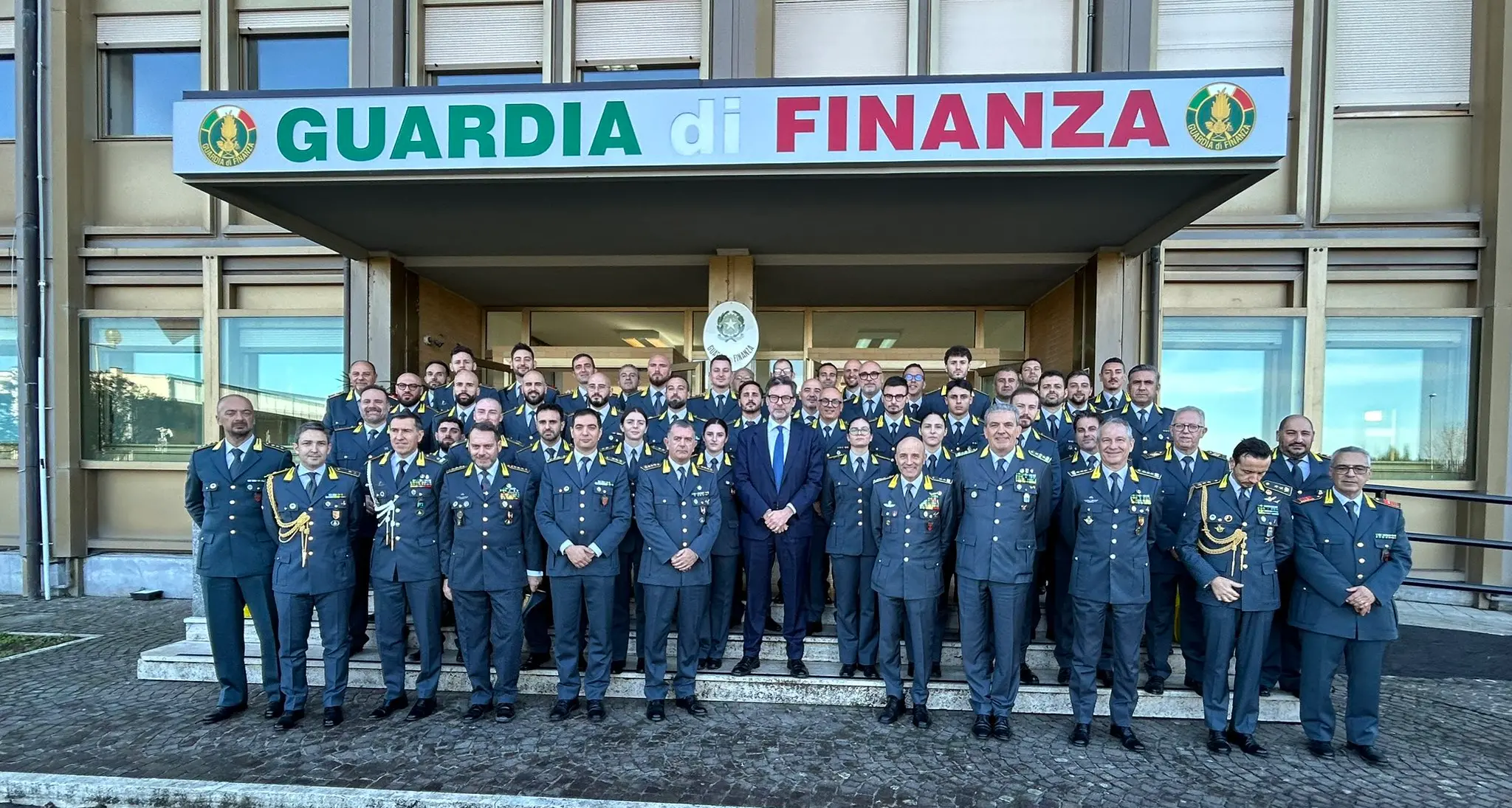 Il ministro Giorgetti in visita alla Guardia di finanza di Gioia Tauro: «Grazie dell’impegno in queste terre difficili»