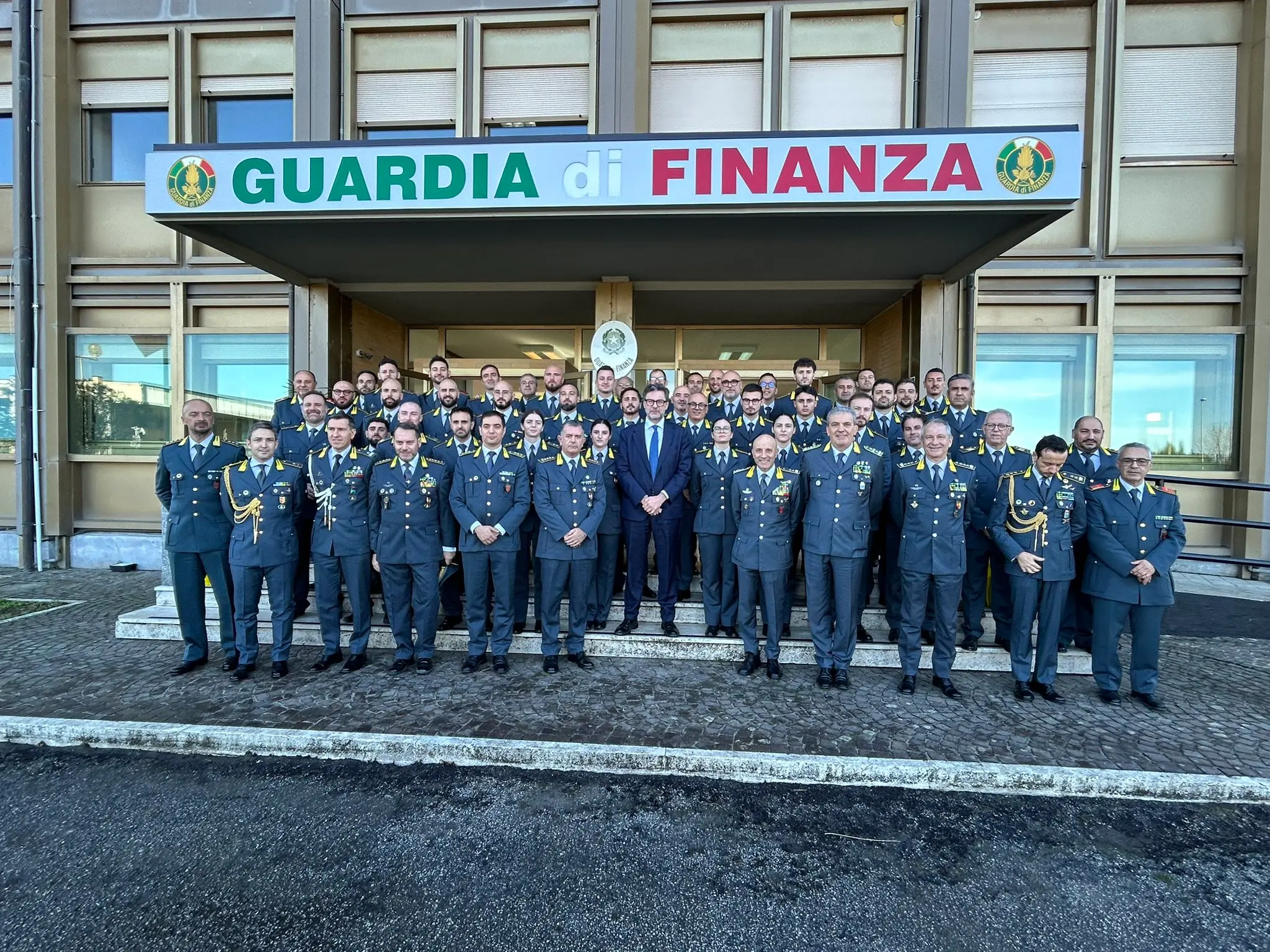 Il ministro Giorgetti in visita alla Guardia di finanza di Gioia Tauro: «Grazie dell’impegno in queste terre difficili»