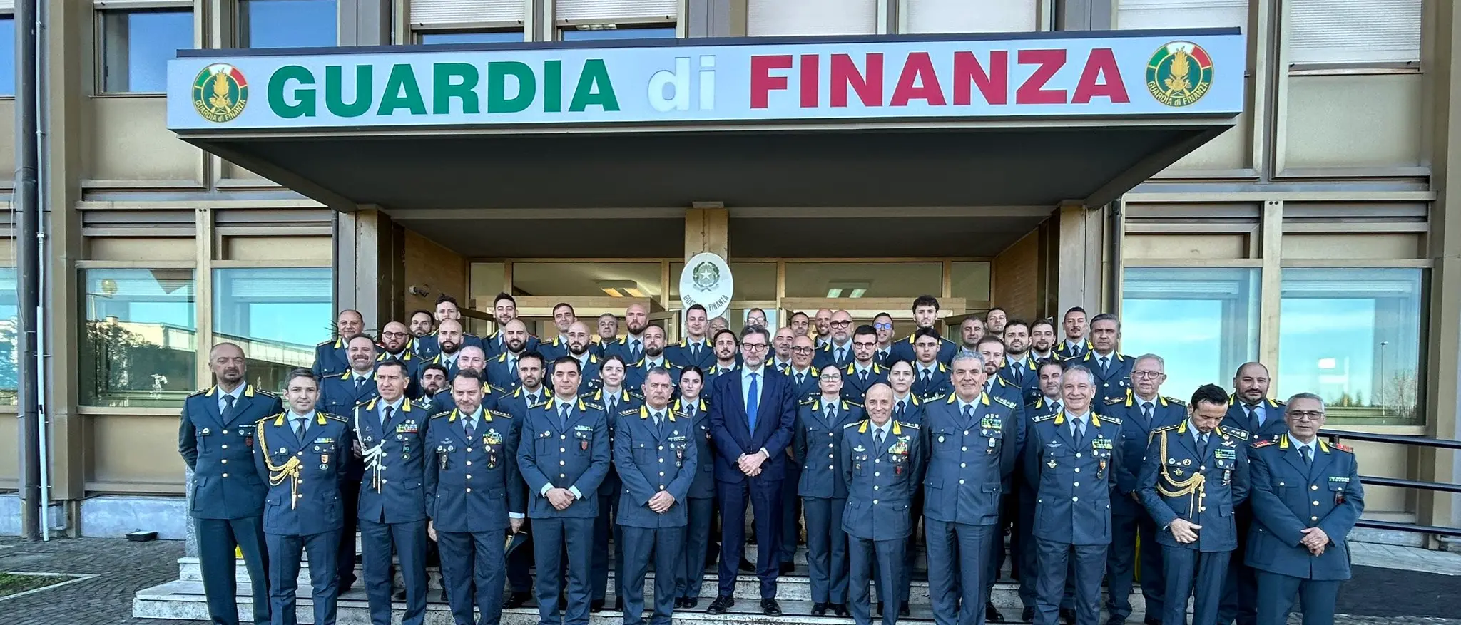Il ministro Giorgetti in visita alla Guardia di finanza di Gioia Tauro: «Grazie dell’impegno in queste terre difficili»