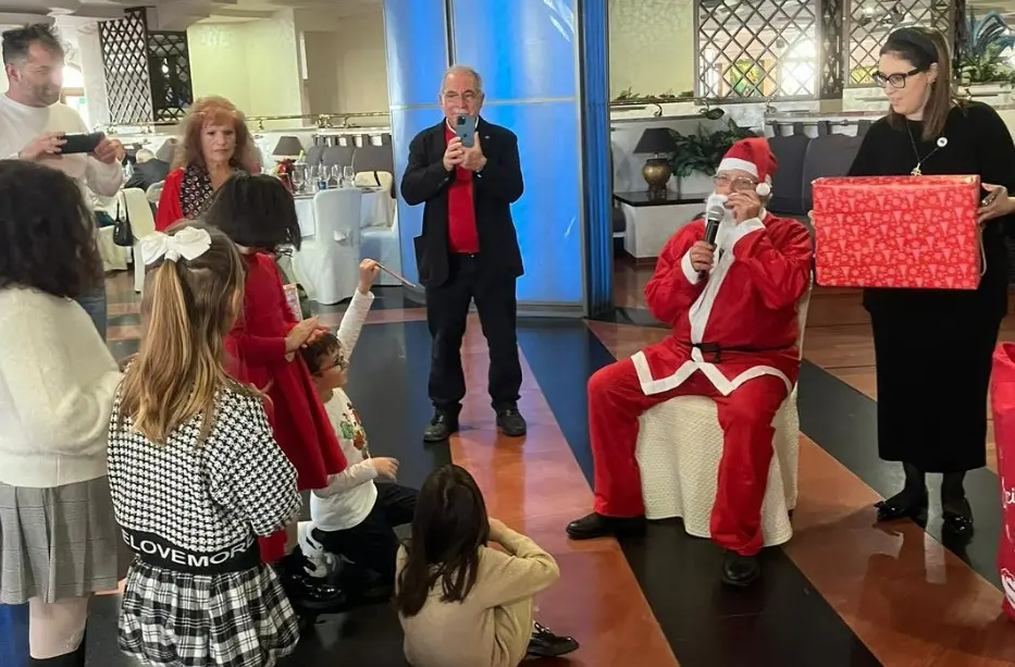 La festa del Natale kiwaniano con la tombolata di beneficenza: successo per l’iniziativa del club di Vibo\n