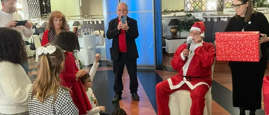 La festa del Natale kiwaniano con la tombolata di beneficenza: successo per l’iniziativa del club di Vibo\n