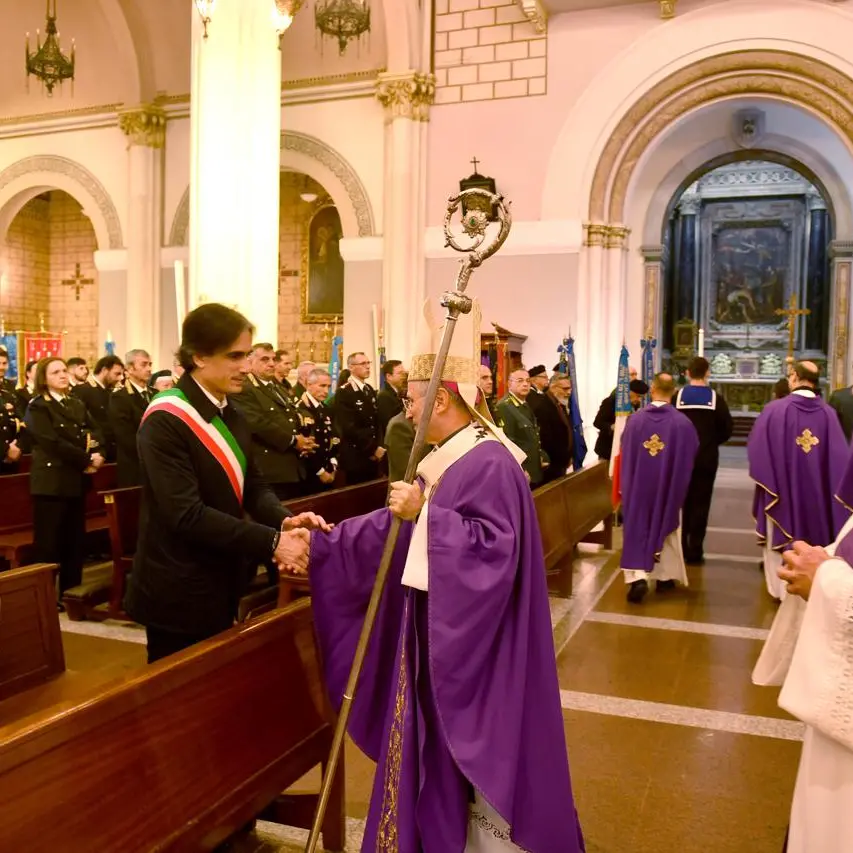 Falcomatà al Precetto natalizio delle forze armate e di polizia: «Il mio ultimo con la fascia tricolore, un grande orgoglio»\n