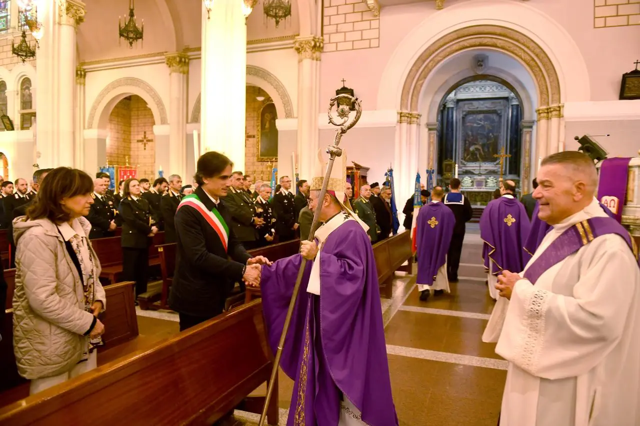 Falcomatà al Precetto natalizio delle forze armate e di polizia: «Il mio ultimo con la fascia tricolore, un grande orgoglio»\n