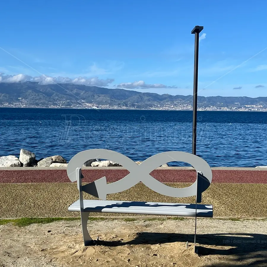 Design e sostenibilità, al Tempietto arriva “Steelosa” la panchina che dà nuova vita all’acciaio riciclato