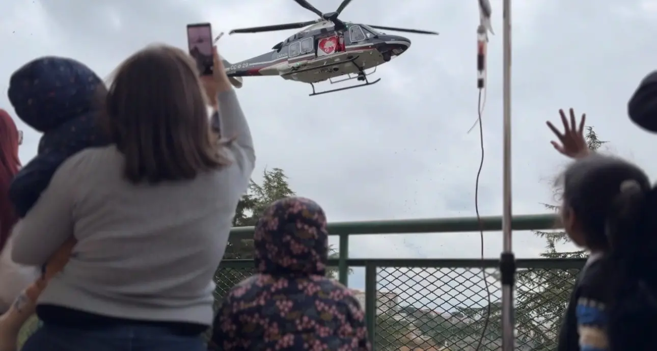 Babbo Natale arriva all’ospedale con l’elicottero dei carabinieri, la sorpresa dei piccoli pazienti\n