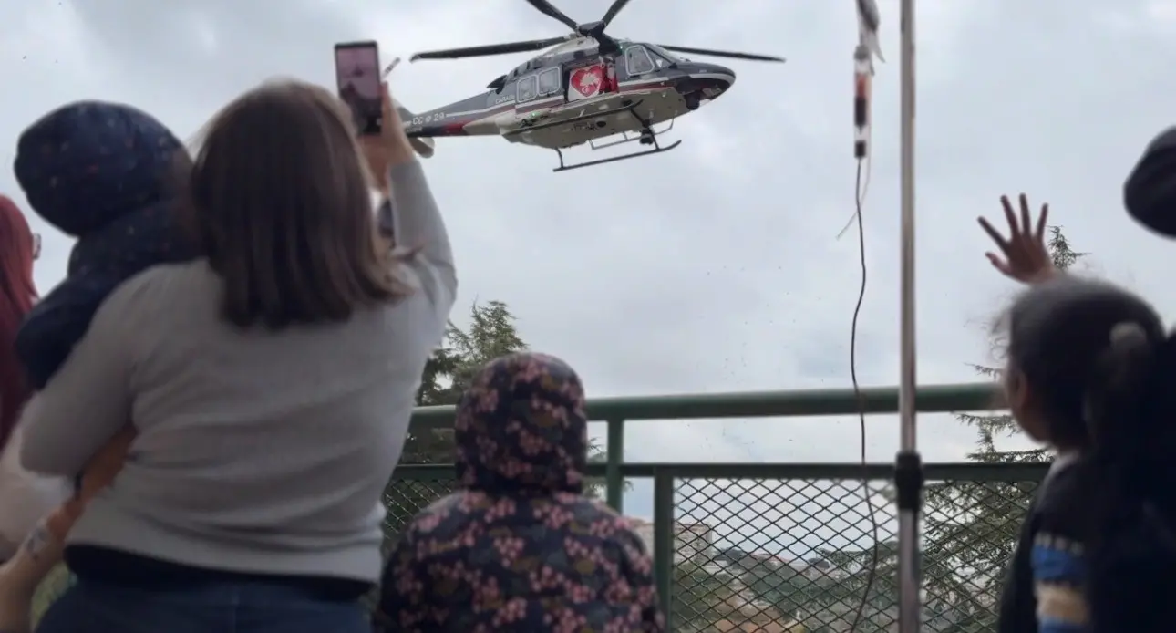 Babbo Natale arriva all’ospedale con l’elicottero dei carabinieri, la sorpresa dei piccoli pazienti\n
