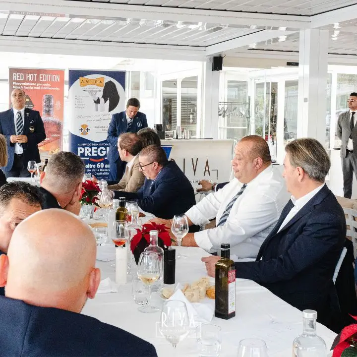 A Falerna il pranzo di Natale A.M.I.R.A. al Riva Restaurant & Lounge Bar: convivialità, eleganza e alta gastronomia\n