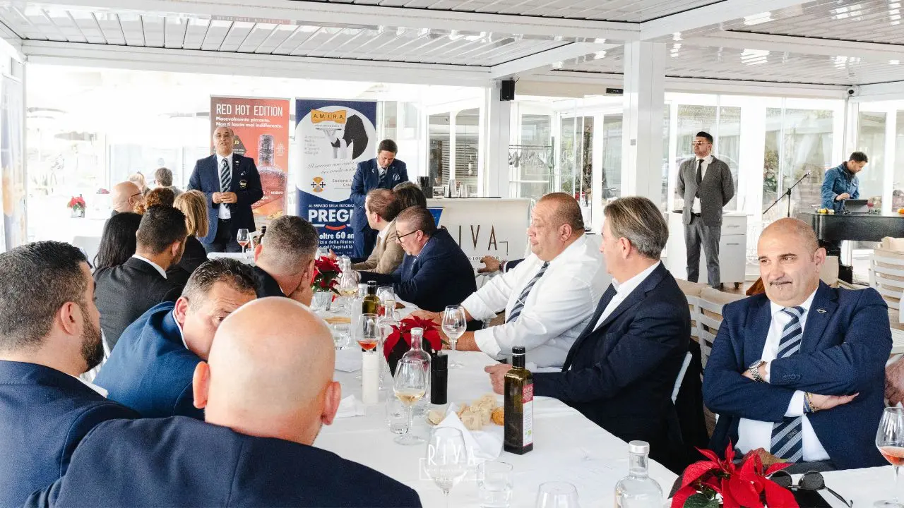 A Falerna il pranzo di Natale A.M.I.R.A. al Riva Restaurant & Lounge Bar: convivialità, eleganza e alta gastronomia\n