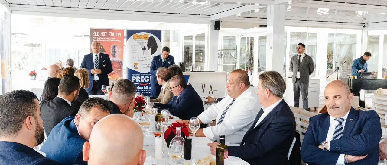 A Falerna il pranzo di Natale A.M.I.R.A. al Riva Restaurant & Lounge Bar: convivialità, eleganza e alta gastronomia\n