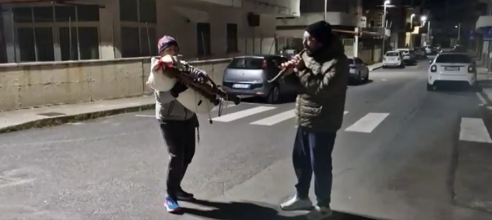 Tre zampognari tra la città e la Marina e quel senso di nostalgia per il Natale di una volta