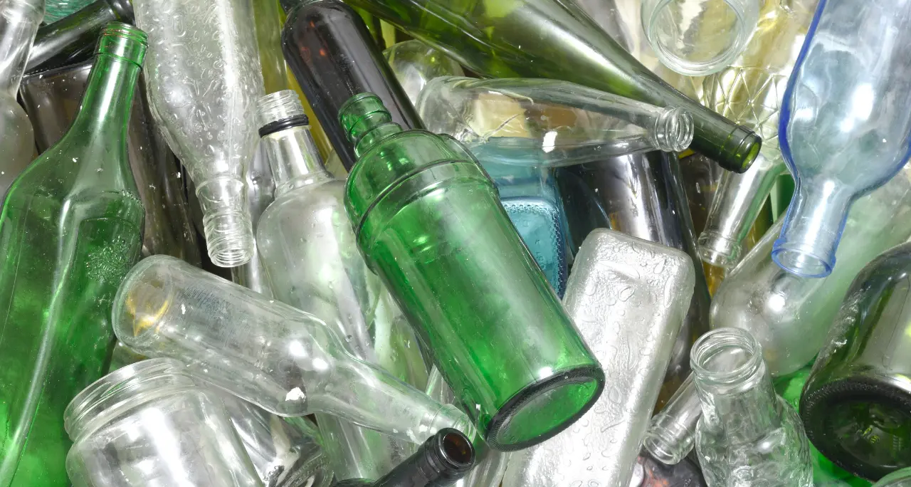 Vibo, arrivano le “campane” per la raccolta del vetro. L’assessore Miceli: «Iniziative per migliorare i servizi ambientali»\n