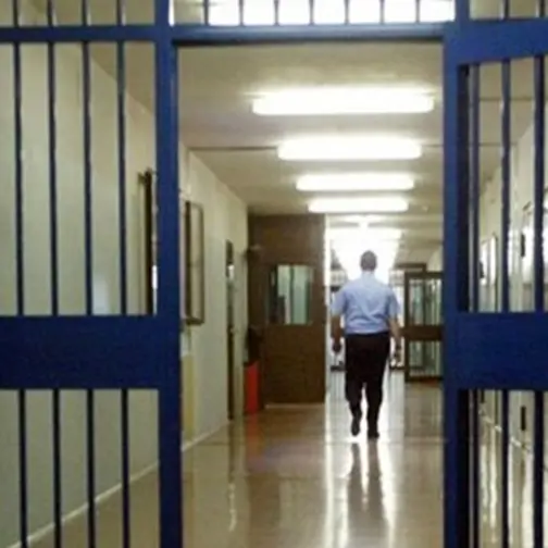 Crotone, cellulari in carcere e soffiate ai detenuti in cambio di denaro: arrestato un agente della Polizia Penitenziaria –\u00A0NOME\n