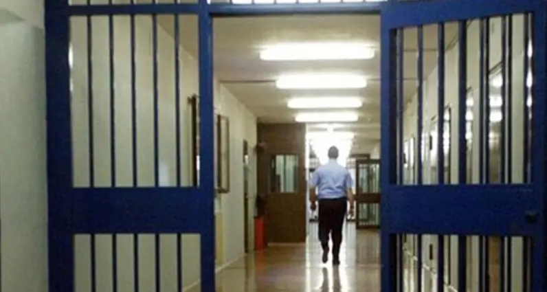 Crotone, cellulari in carcere e soffiate ai detenuti in cambio di denaro: arrestato un agente della Polizia Penitenziaria\n