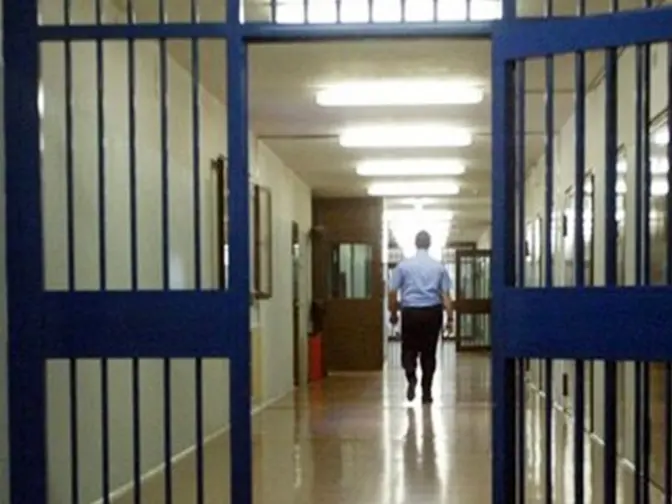 Crotone, cellulari in carcere e soffiate ai detenuti in cambio di denaro: arrestato un agente della Polizia Penitenziaria – NOME